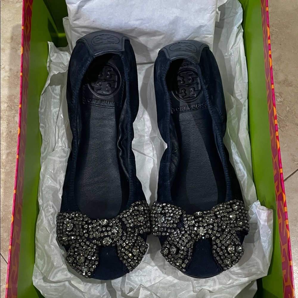 Tory Burch size S
Elegant Black Flats with Embellished Bow